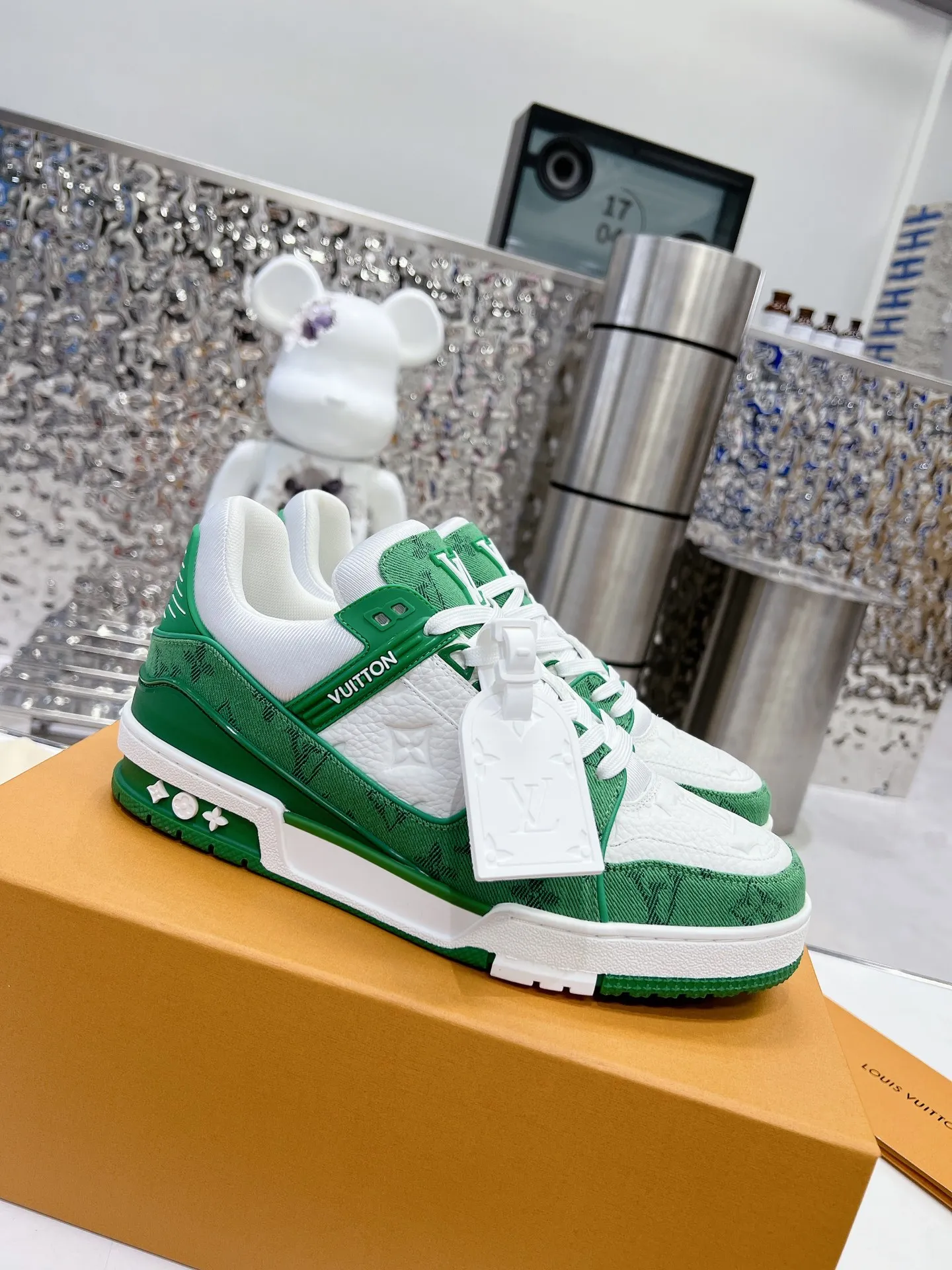 👟👟Ex-factory price 840👟👟 Women's Shoes Factory LV top version 2023 new model Purchasing quality LV~Louis Vuitton Lv TRAINER's best-looking sneakers, Donkey Brand strongly promotes new products, official website limited edition retro basketball sneakers! Both high-cut and low-cut products cost money to purchase an accurate 1:1 replica of the original version. The details are invincible and full of sincerity. The imported and customized original cowhide leather is the same as the original version. The details are 100% restored. The private model customizes the original one-piece T👟👟 ex-factory price U outsole. It is different from other brands. Without the original version, this effect cannot be achieved!    Men's and women's models 35-40 39-45 (45 and 46 are customized and cannot be returned or exchanged)